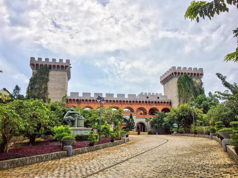 Tour Lâu Đài Rượu Vang – Đá Ông Địa – Poshanu – Chùa Bửu Sơn – Làng Chài